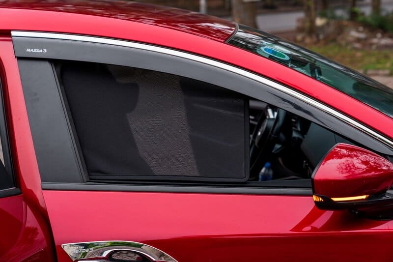 Lắp rèm che nắng ô tô lên xe Mazda 3
