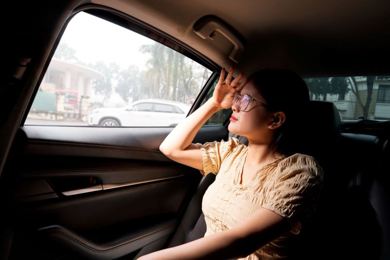 Ánh nắng chiếu trực tiếp vào xe gây chói mắt 